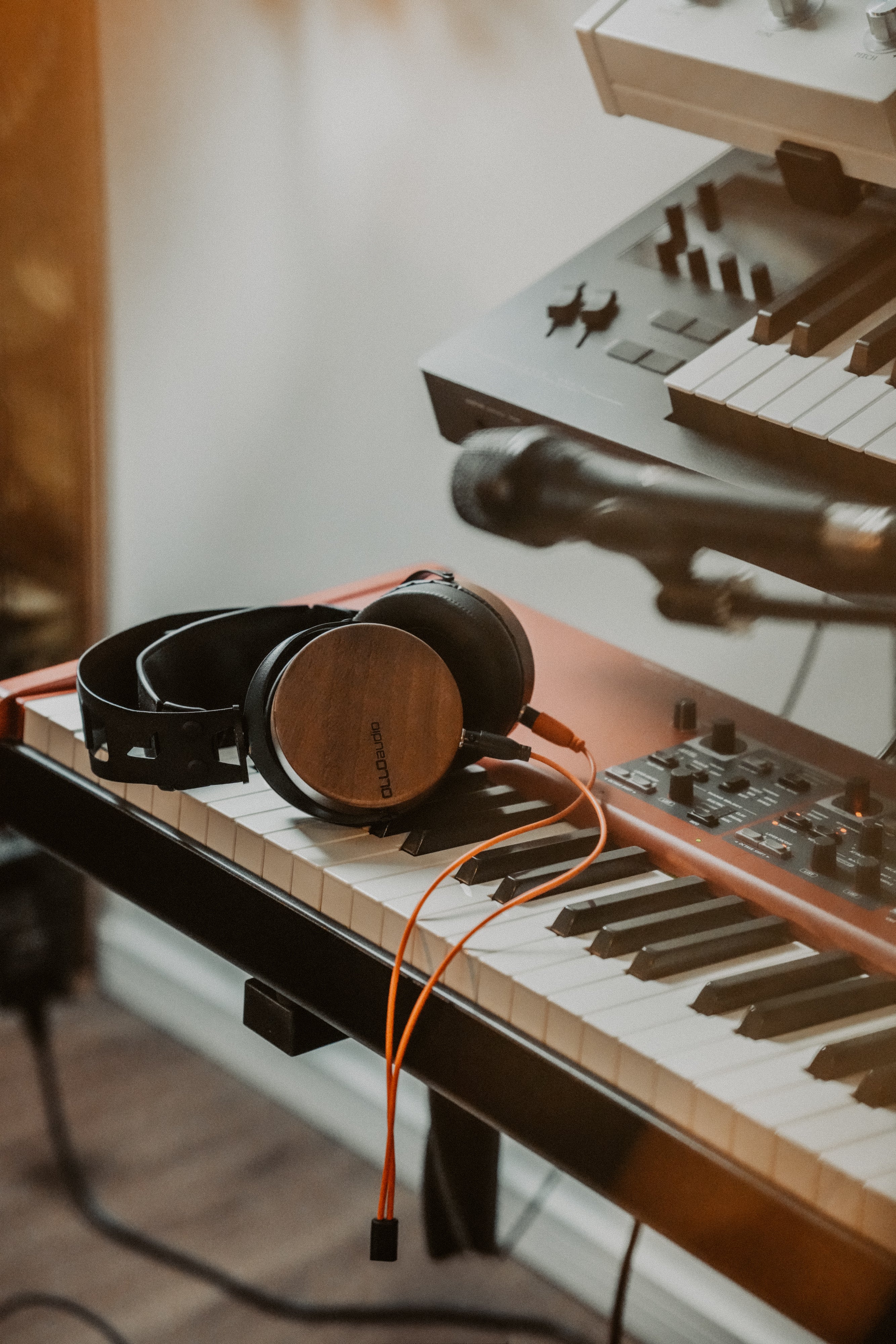 R1 closed-back recording studio headphones | OLLO Audio